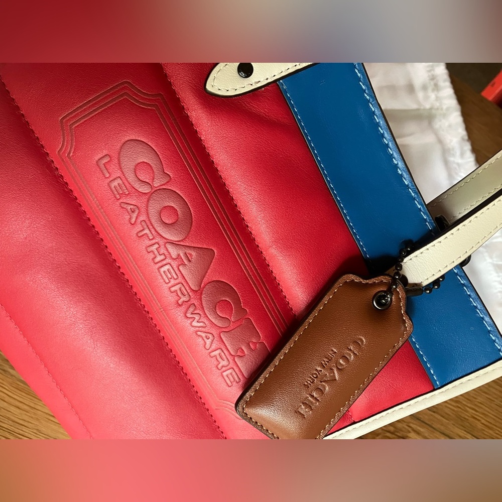 Coach Field Tote 22 With Colorblock Quilting And Coach Badge LIKE NEW - Picture 5 of 12